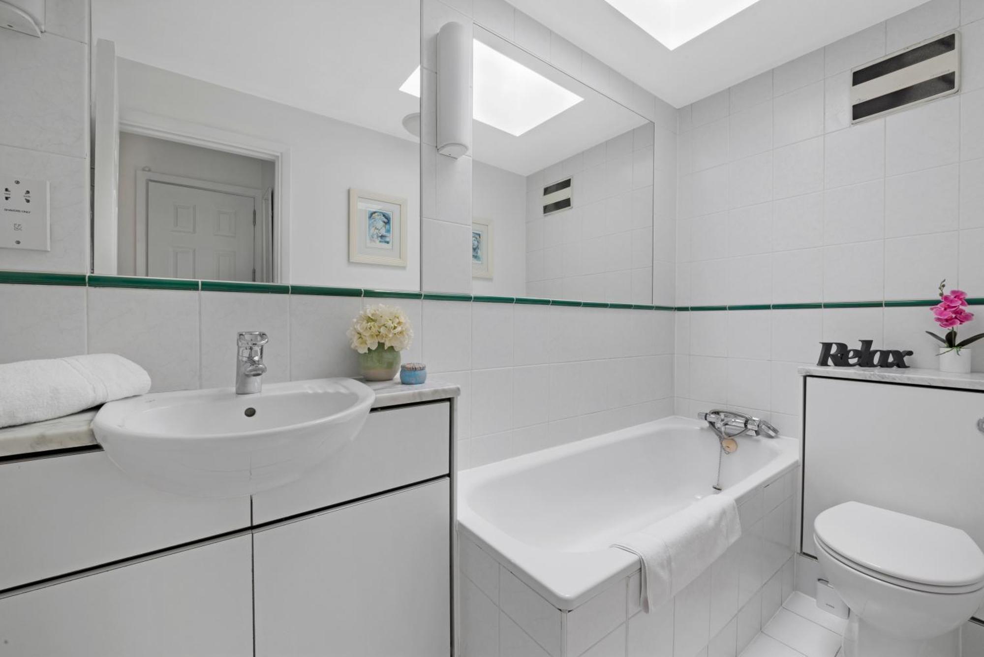 3 Bedroom Penthouse With Roof Terrace In Covent Garden Apartment *