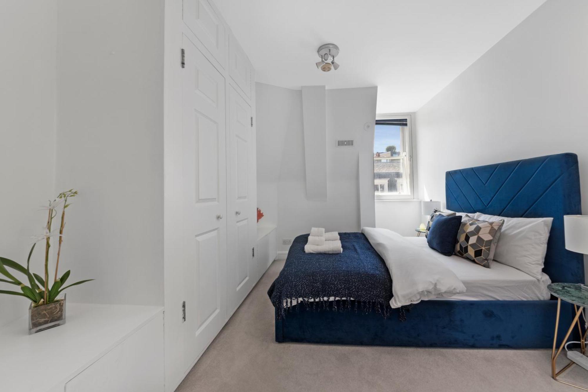 3 Bedroom Penthouse With Roof Terrace In Covent Garden *