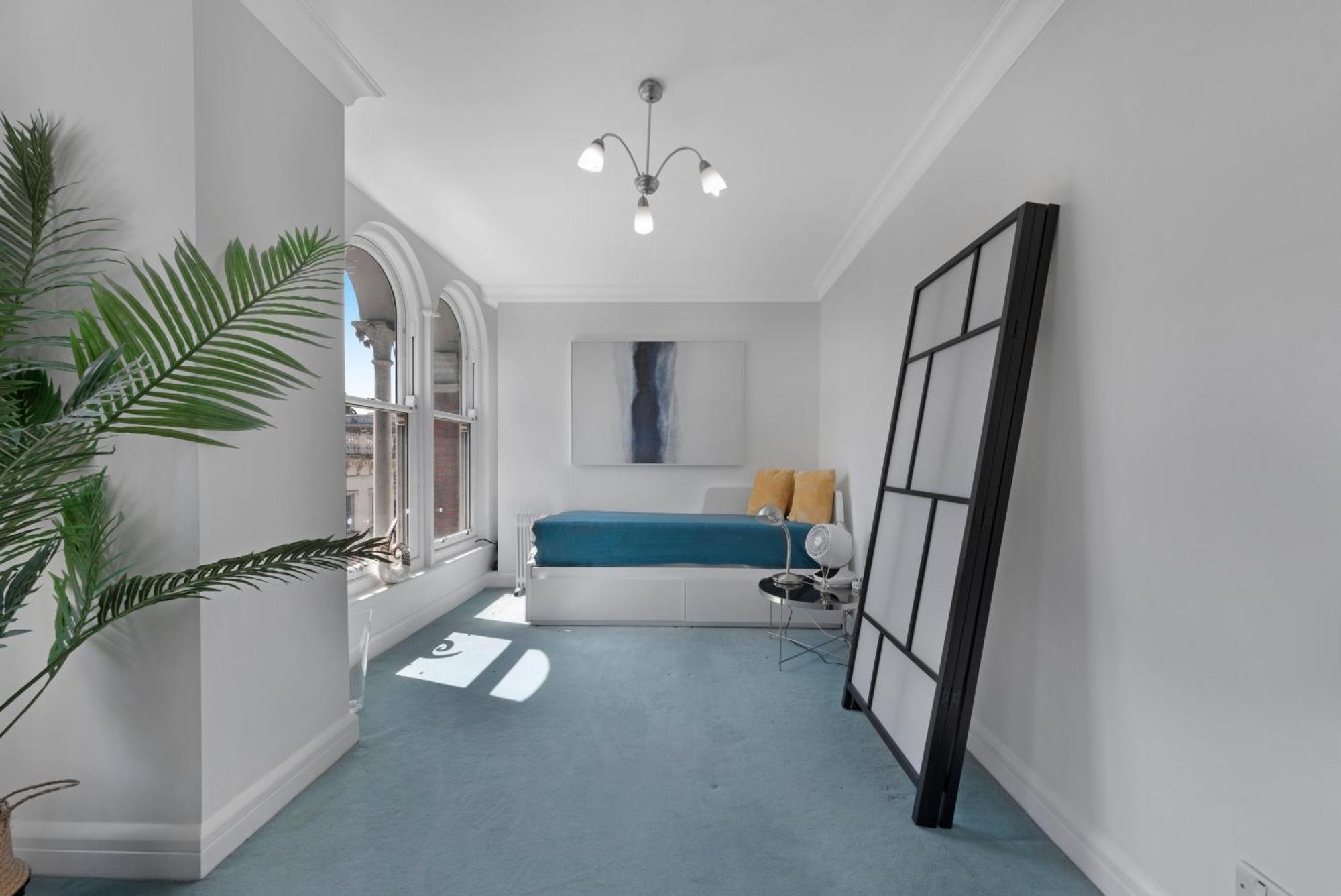 3 Bedroom Penthouse With Roof Terrace In Covent Garden *