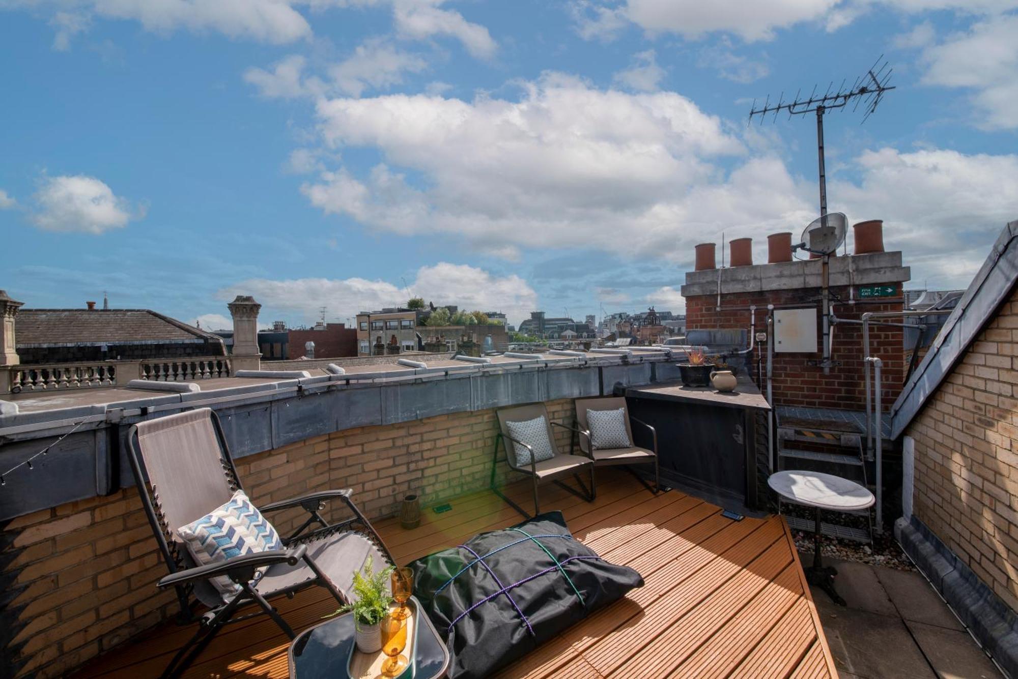 3 Bedroom Penthouse With Roof Terrace In Covent Garden * London